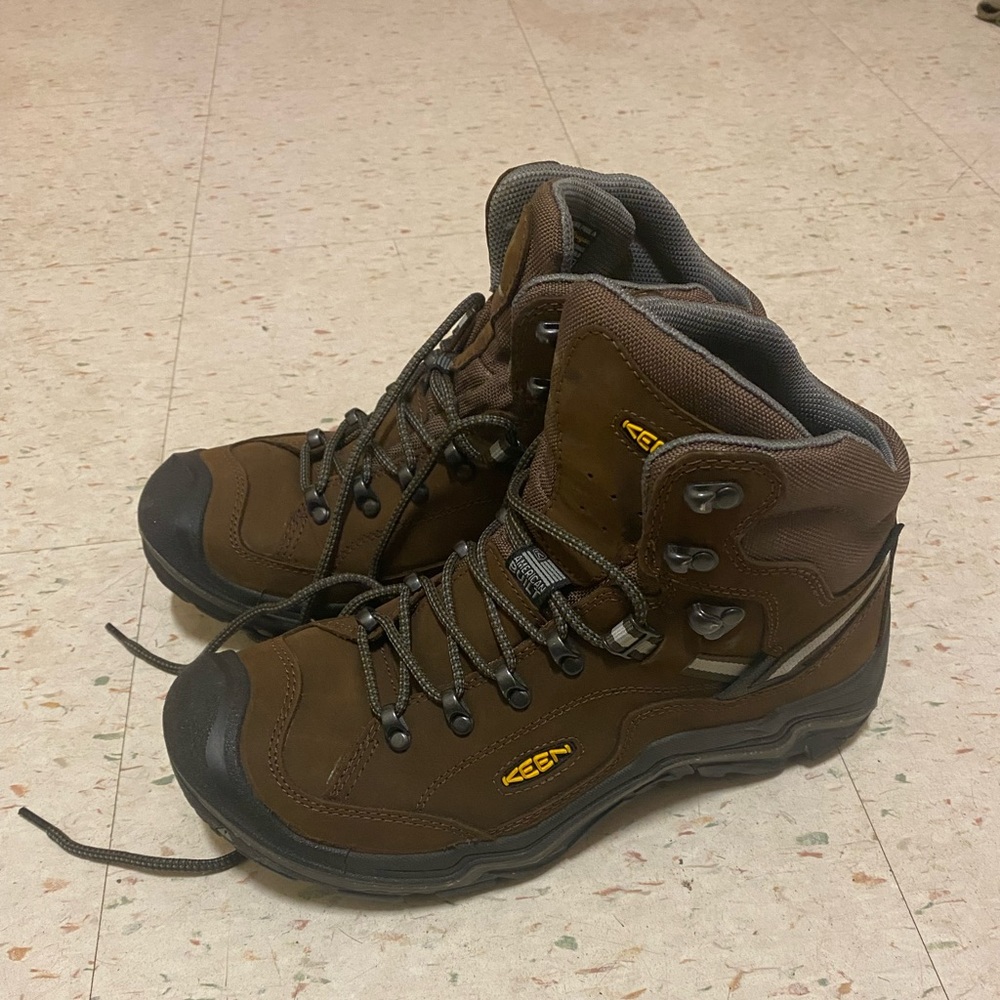 New Keen leather hiking boots